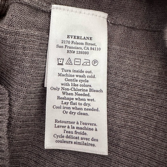 Everlane Ribbed V-neck. - Picture 3 of 5